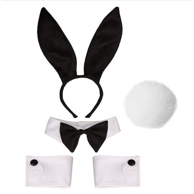 Tai thỏ được bao phủ bởi ba con thỏ nhung với cung và đuôi cho vai Halloween.