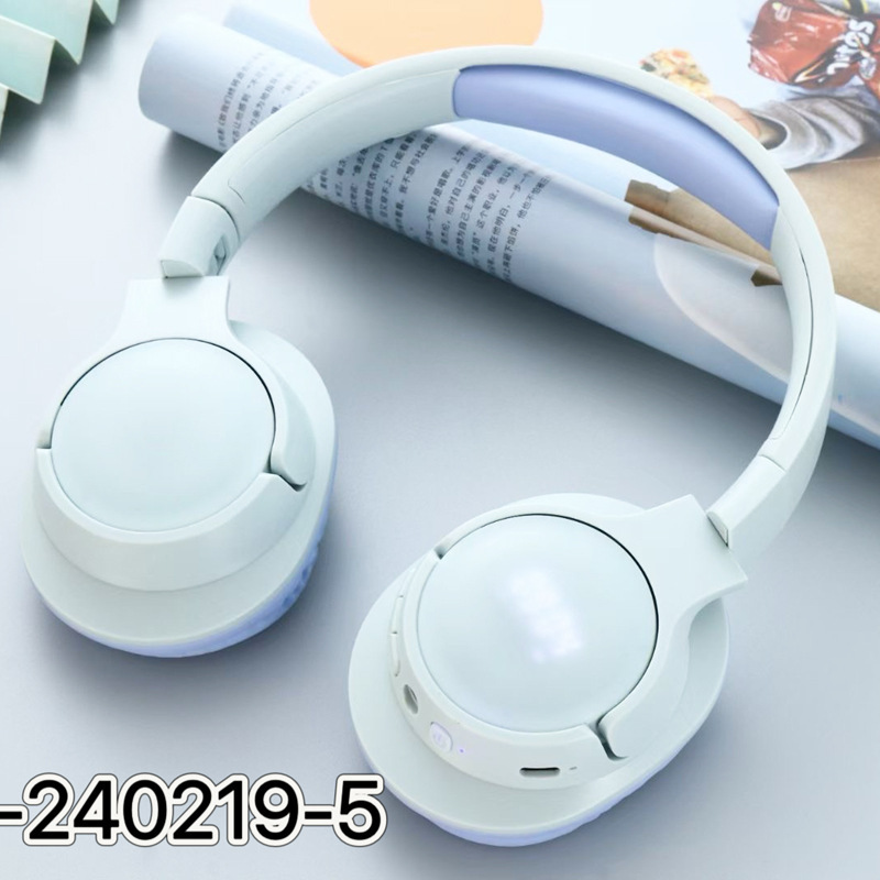 Những con số mới với tai nghe màu xanh ở bên ngoài.