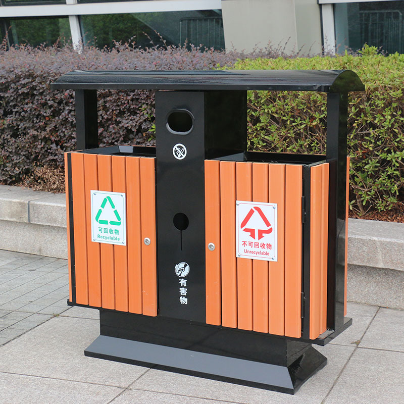 Wholesale of industrial fruit case factories outside the outdoor sanitation dumpsters, in the small block of the street of steel wood dumpsters