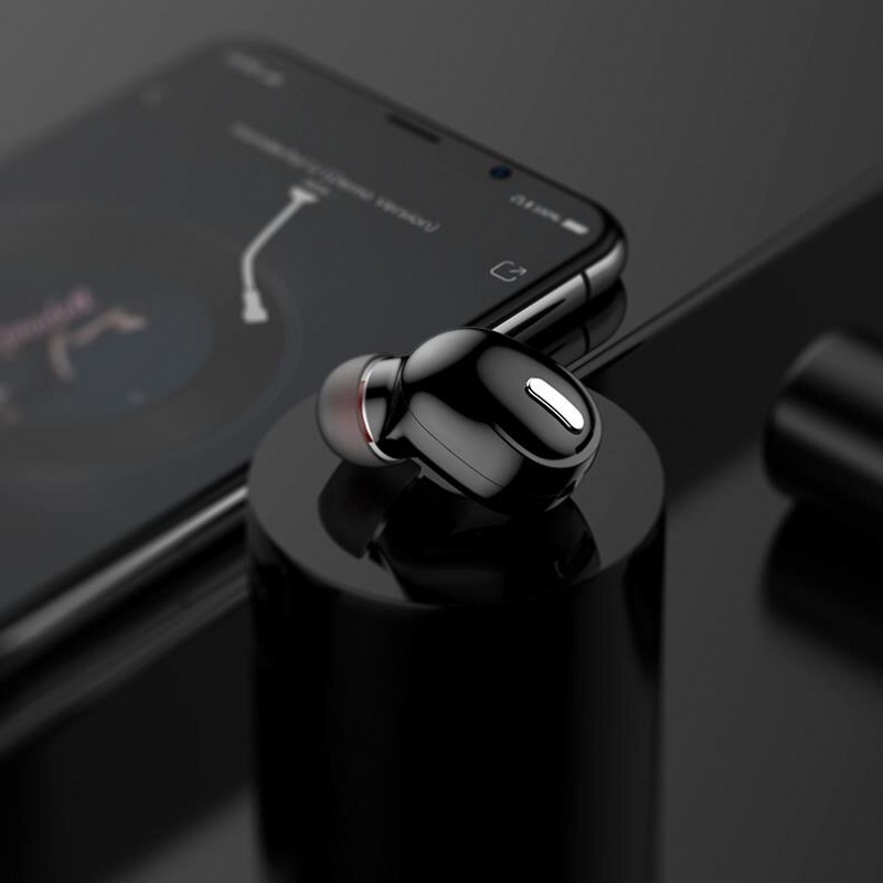 Người mẫu phá vỡ hàng rào cá nhân bán bộ tai nghe X9 Wireless kết nối với nhau.