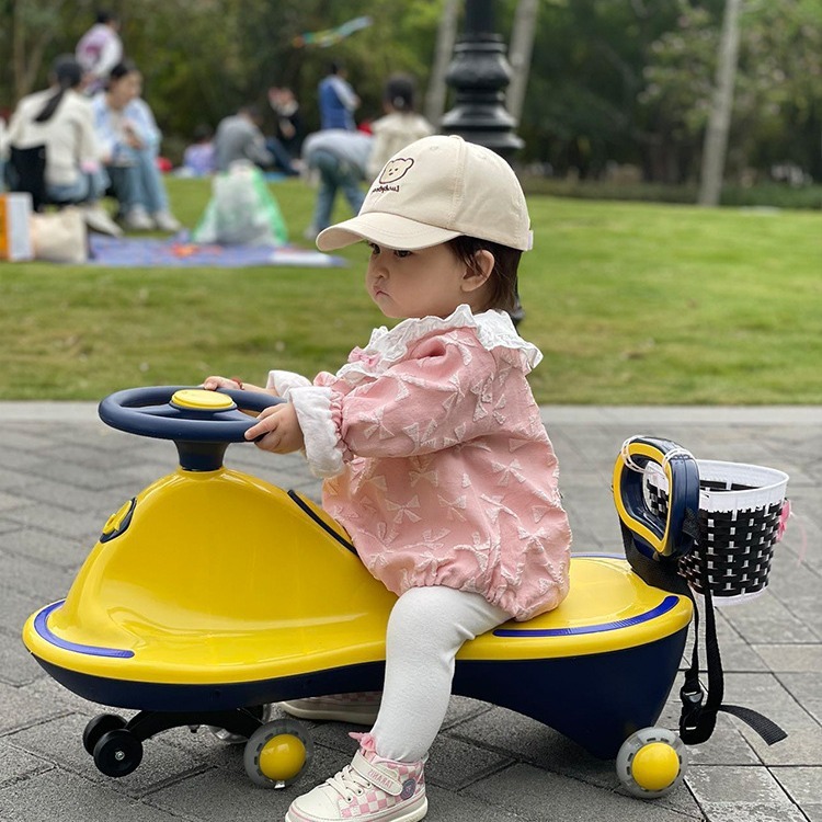 Những đứa trẻ mới 1 8 tuổi có thể lái chiếc xe xoay vòng với một đứa bé nghịch ngợm.