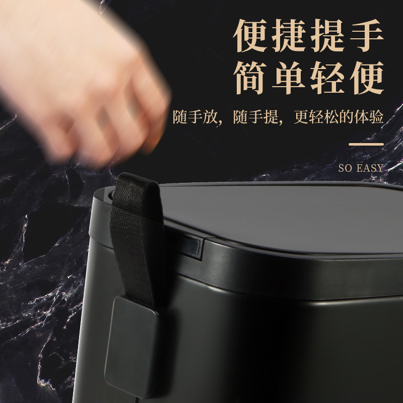 Một người thay thế với một xô đỏ chống thấm mùi với một tấm giấy vệ sinh có mùi thơm từ lâu.