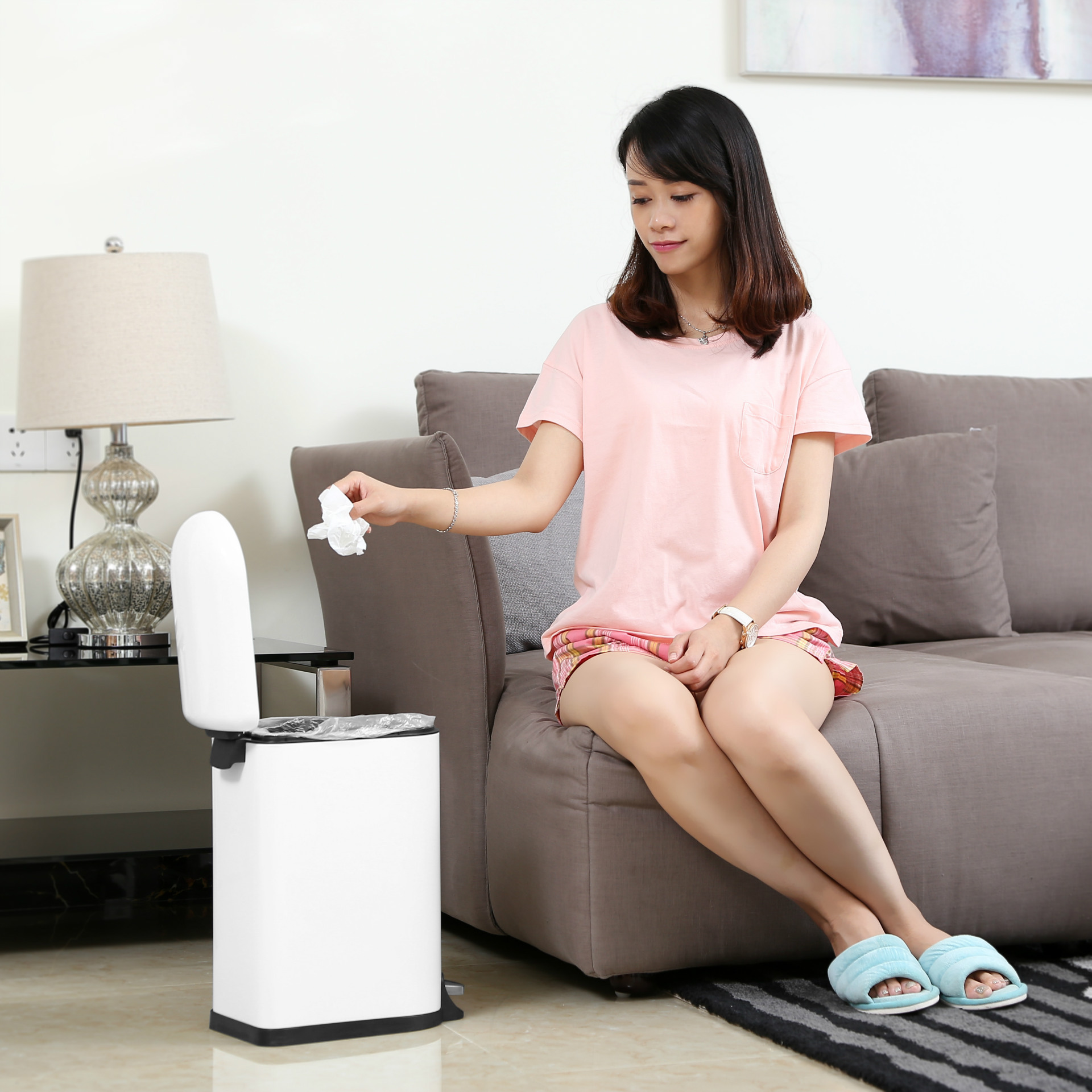 Đồ bỏ đi bằng thép thùng rác từ nhà này sang nhà kia trong phòng khách, nhà bếp thời trang kiểu Châu Âu