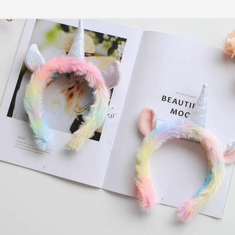 Trái tim của một cô gái trẻ dễ thương được hòa trộn với một sợi tóc kỳ lân và một bức ảnh về tóc cô ta.