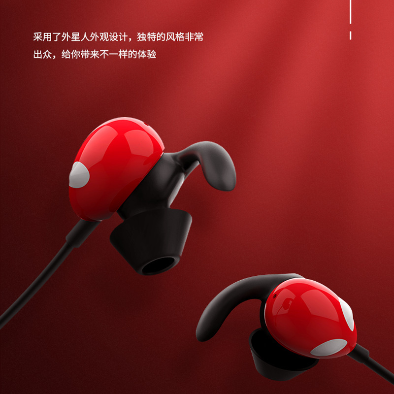 Tai nghe Bluetooth không dây tuyệt vời của Amazon đang chạy trong tai.