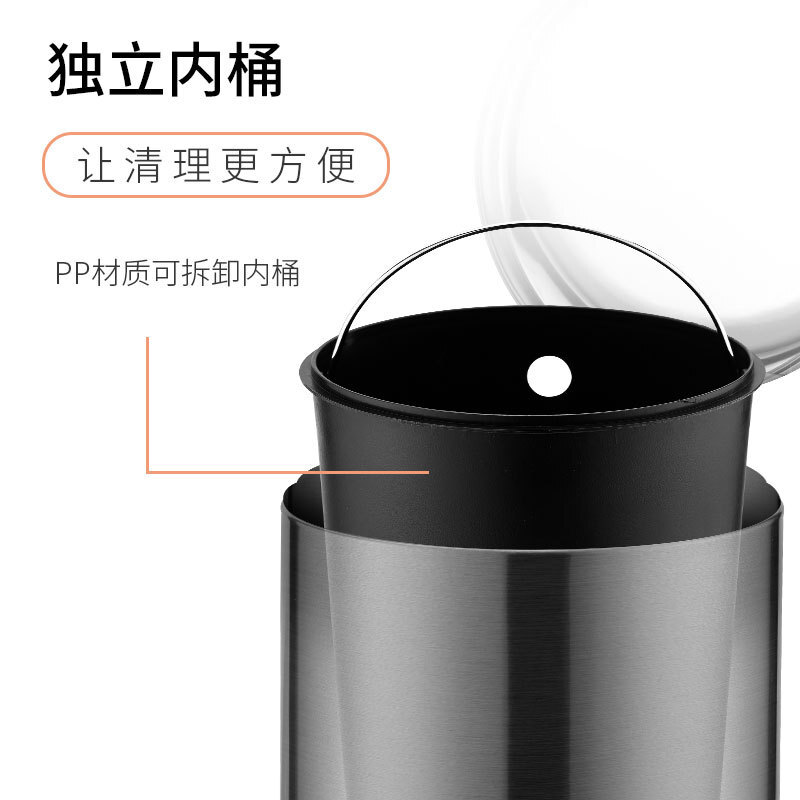 ..trong thùng rác với bàn chân trên phòng khách nhà vệ sinh.