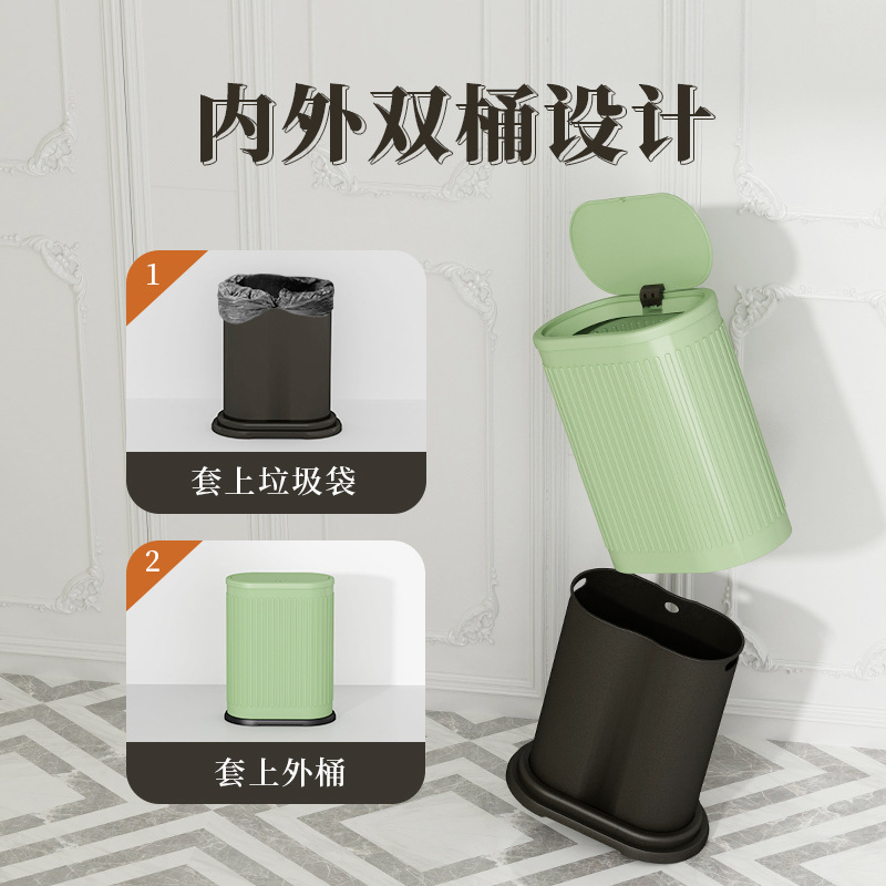 Những thứ mới được may gần như trong một thùng rác thép không gỉ trong phòng khách.