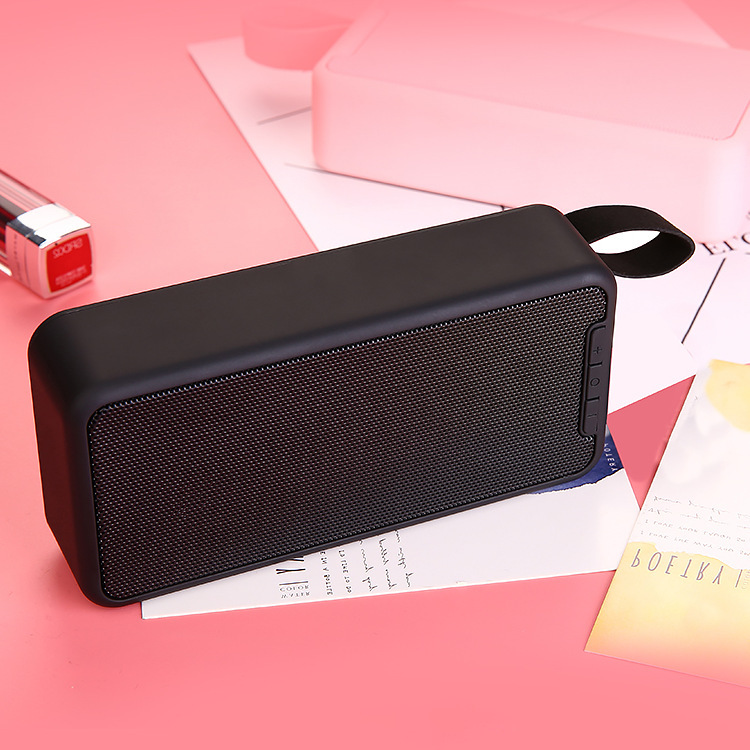 F6 megaphone không dây cho một khẩu đại bác thép nhỏ xách tay bên ngoài nhà.