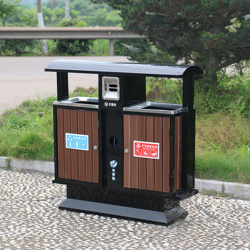 Wholesale of industrial fruit case factories outside the outdoor sanitation dumpsters, in the small block of the street of steel wood dumpsters