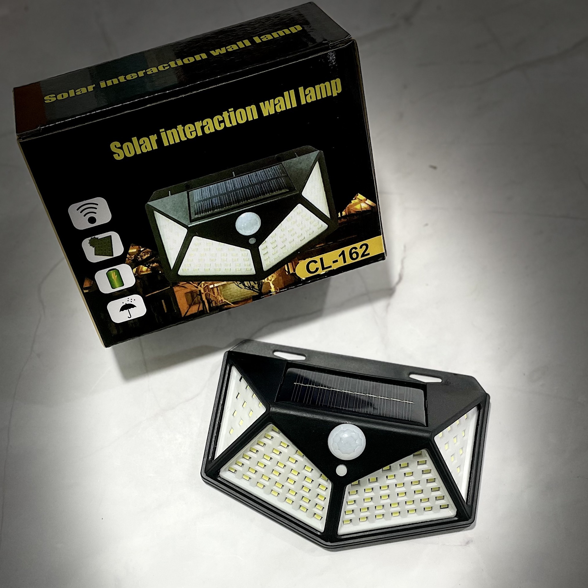 Ở Amazon, 100 đèn LED chiếu sáng ở ngoài trời.