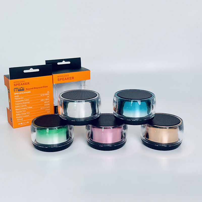 Một món quà mới của RGB có phần bổ sung cho răng cưa nhỏ bằng tay cầm với một hộp đàn bass