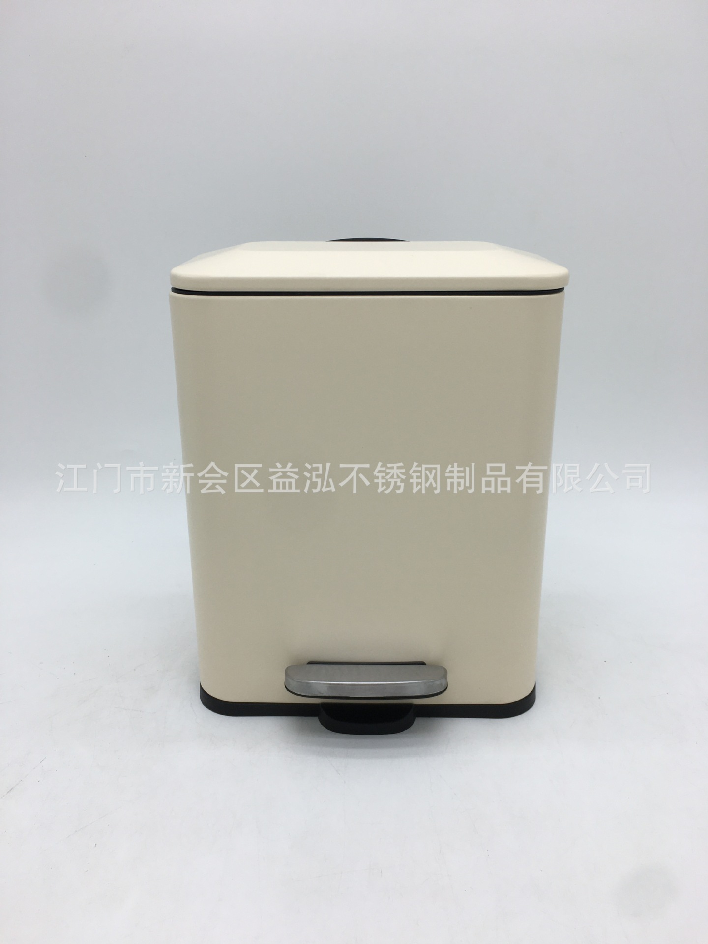 Thùng rác nhà bếp chứa 5L.