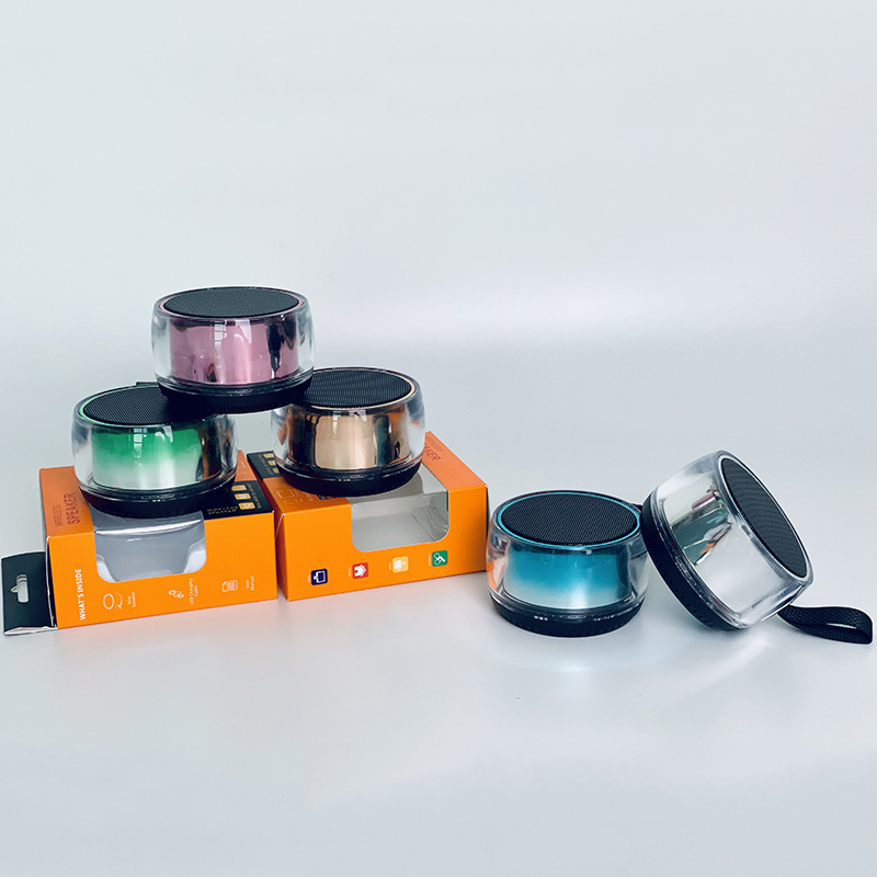 Một món quà mới của RGB có phần bổ sung cho răng cưa nhỏ bằng tay cầm với một hộp đàn bass