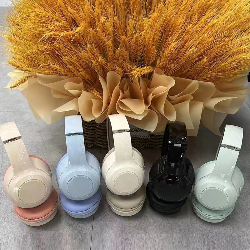 Người dẫn đầu vụ nổ vượt thứ tự đeo một bộ phận tạo mẫu, phần mở rộng siêu dài của bộ tai nghe Wireless.