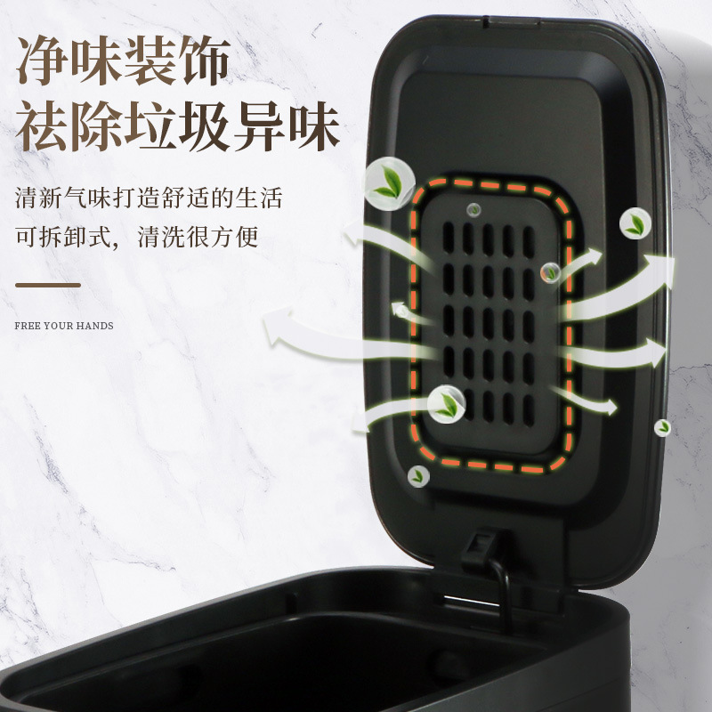 Một người thay thế với một xô đỏ chống thấm mùi với một tấm giấy vệ sinh có mùi thơm từ lâu.