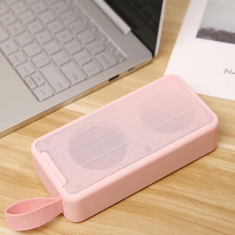 F6 megaphone không dây cho một khẩu đại bác thép nhỏ xách tay bên ngoài nhà.
