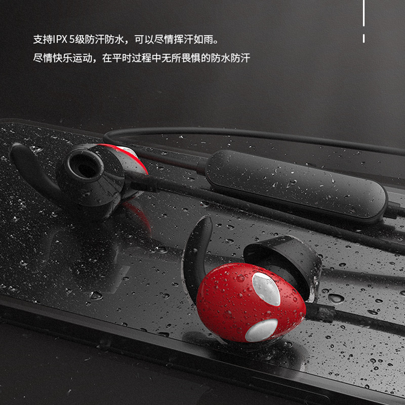 Tai nghe Bluetooth không dây tuyệt vời của Amazon đang chạy trong tai.