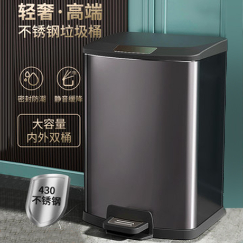 Trong phòng khách sang trọng với thùng rác nhà vệ sinh và bàn đạp bếp.