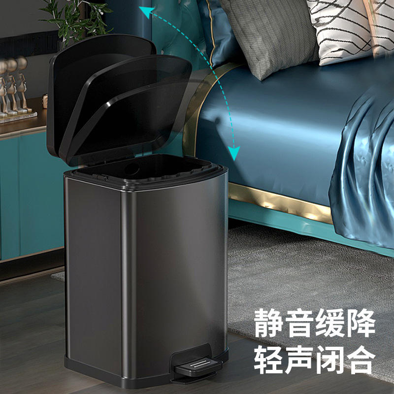 Trong phòng khách sang trọng với thùng rác nhà vệ sinh và bàn đạp bếp.
