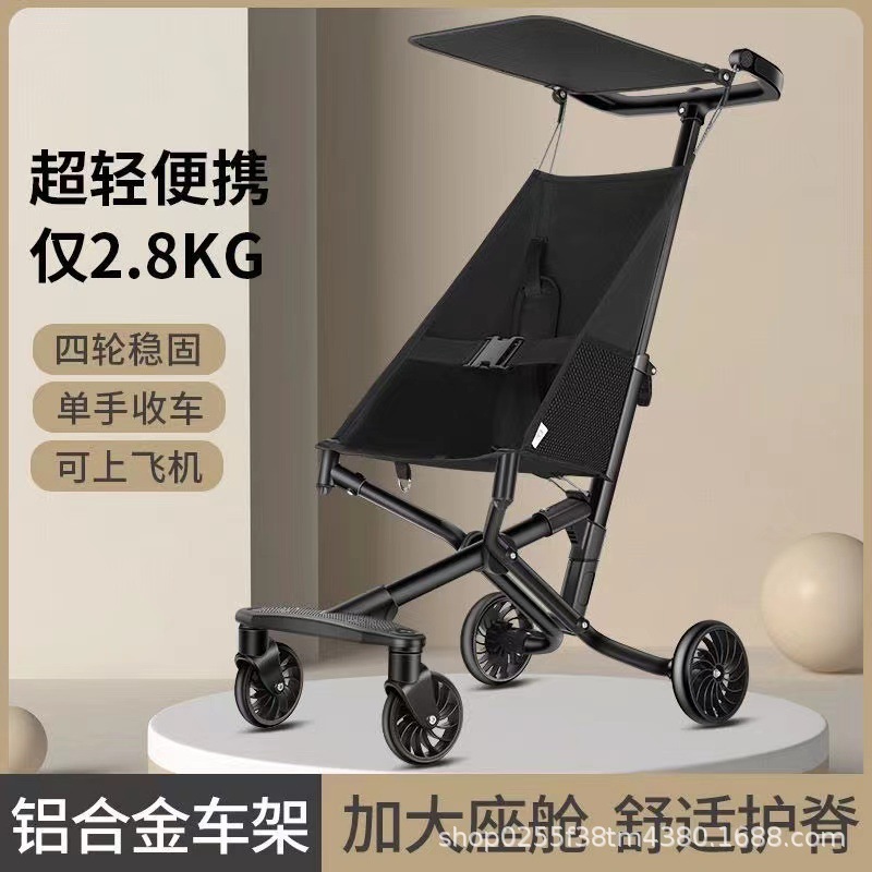 Con hổ nhỏ có cùng một cái đẩy, vị thần con của đứa trẻ, gấp túi xe đẩy đơn giản của đứa bé và lên máy bay.