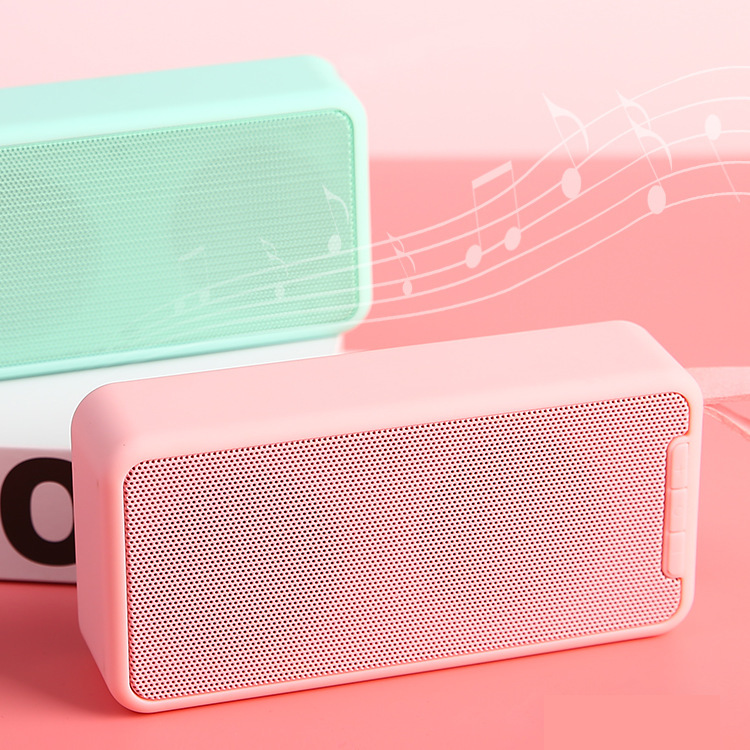 F6 megaphone không dây cho một khẩu đại bác thép nhỏ xách tay bên ngoài nhà.