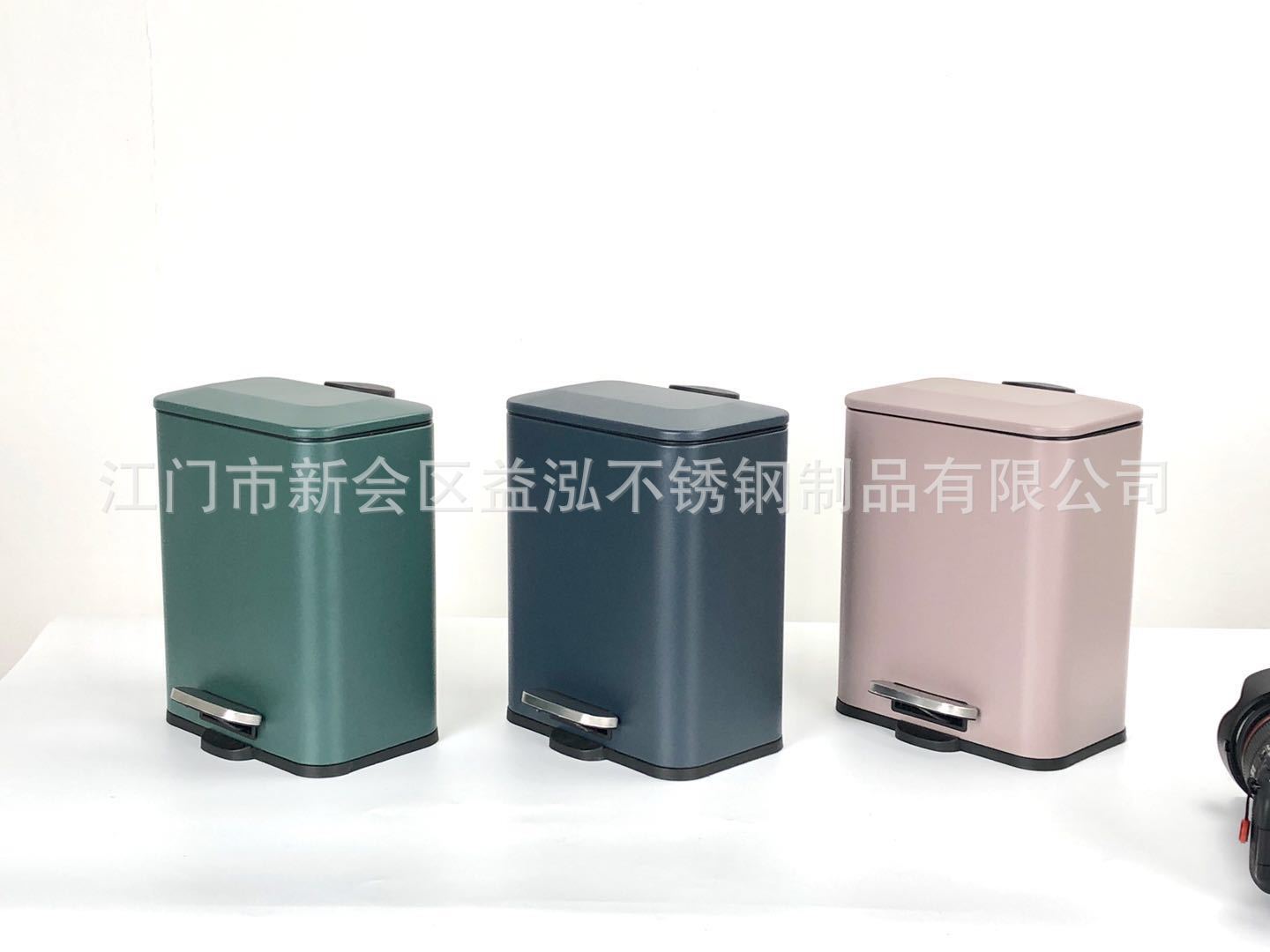 Thùng rác nhà bếp chứa 5L.