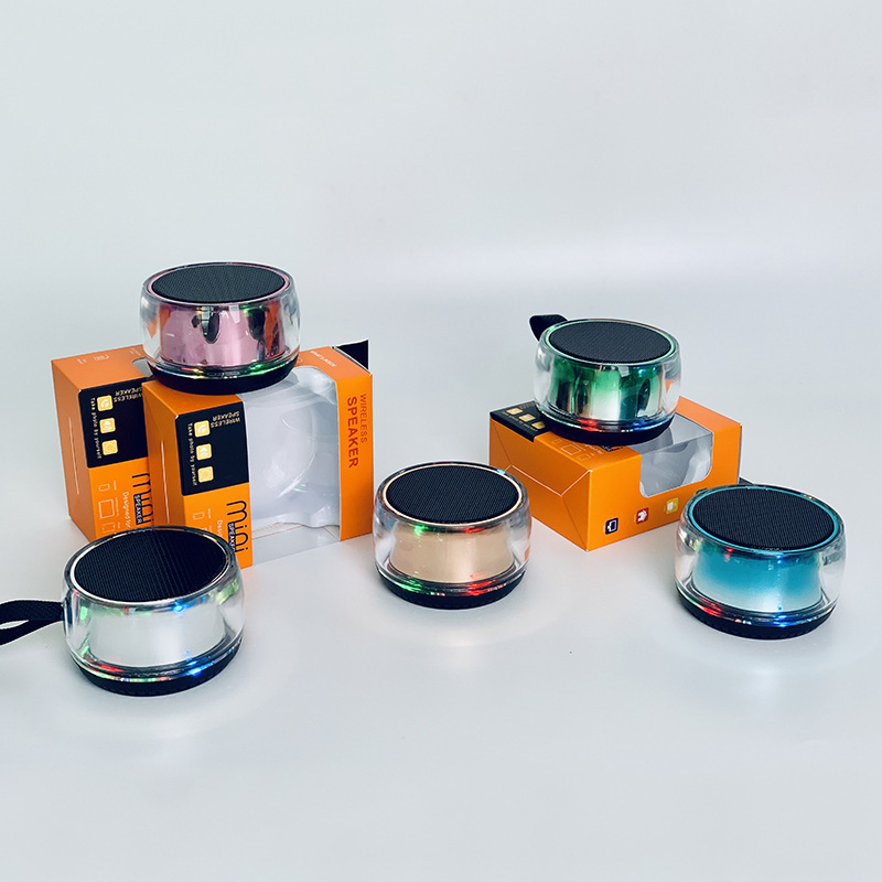 Một món quà mới của RGB có phần bổ sung cho răng cưa nhỏ bằng tay cầm với một hộp đàn bass