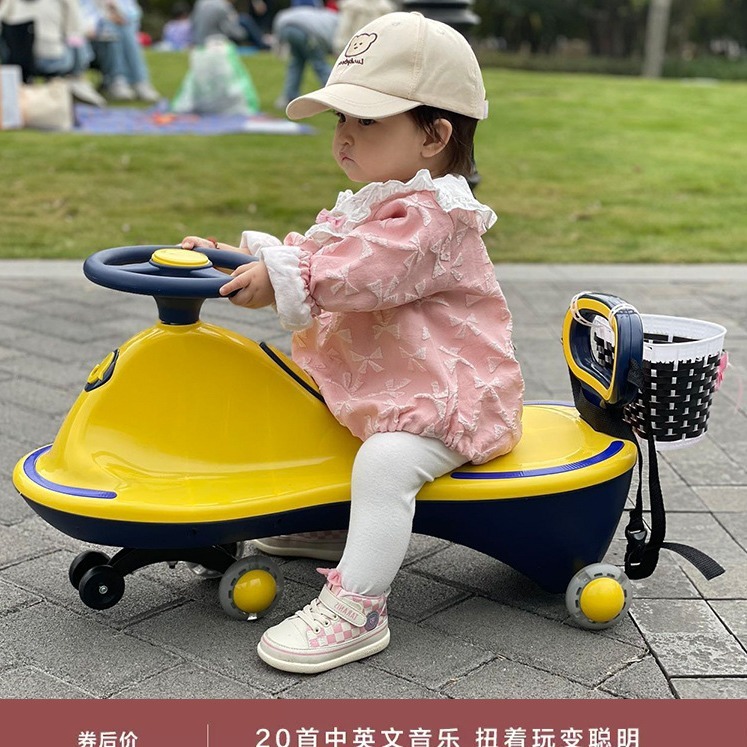 Những đứa trẻ mới 1 8 tuổi có thể lái chiếc xe xoay vòng với một đứa bé nghịch ngợm.