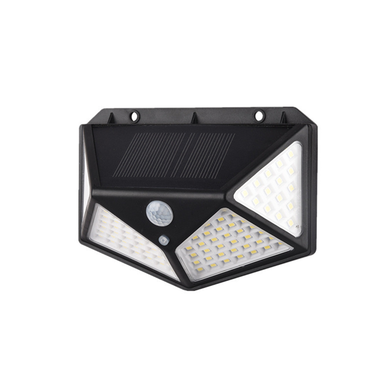 Ở Amazon, 100 đèn LED chiếu sáng ở ngoài trời.