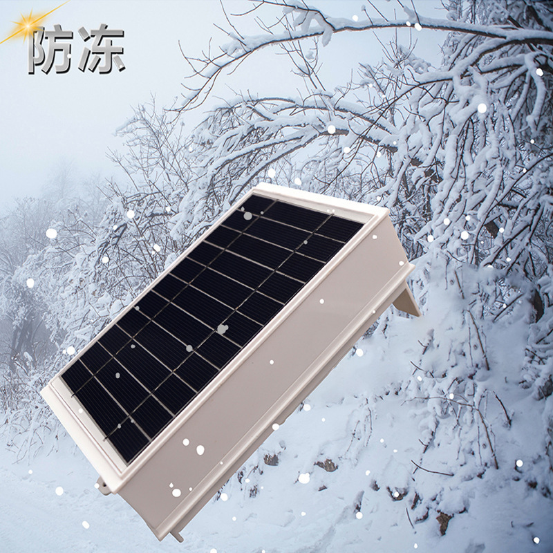 Solar charger automatically plays a surrogate from an outdoor, outdoor rain-free plug player