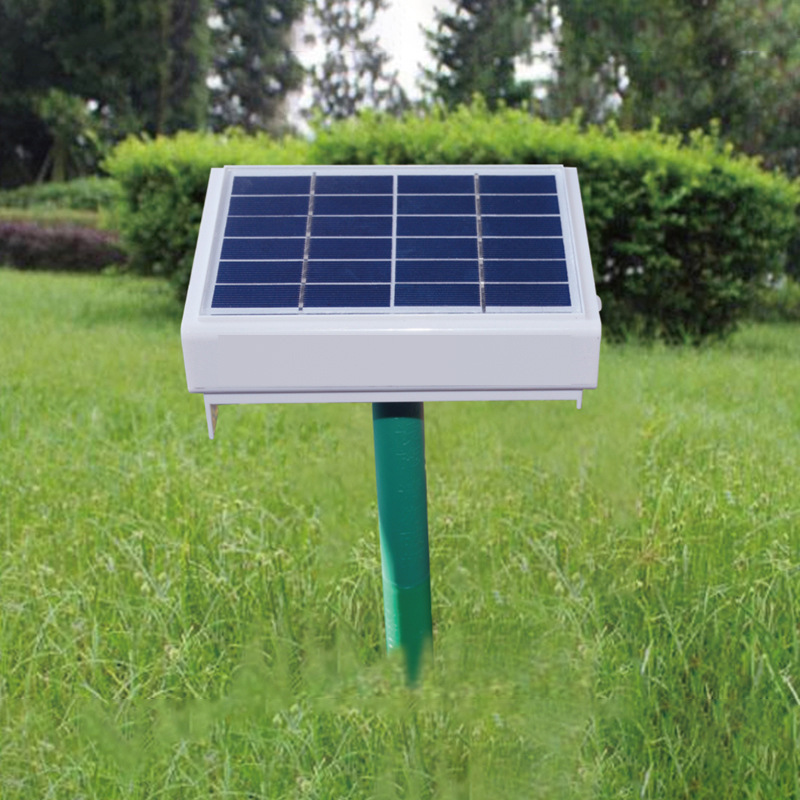 Solar charger automatically plays a surrogate from an outdoor, outdoor rain-free plug player