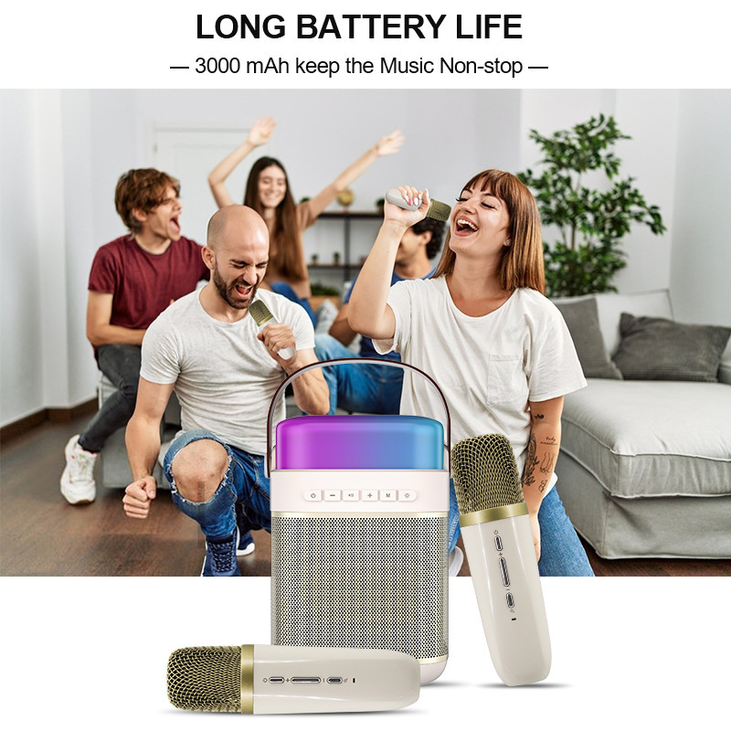 Một người mẫu riêng với micro không dây được biên đạo tại nhà cho đoàn KTV