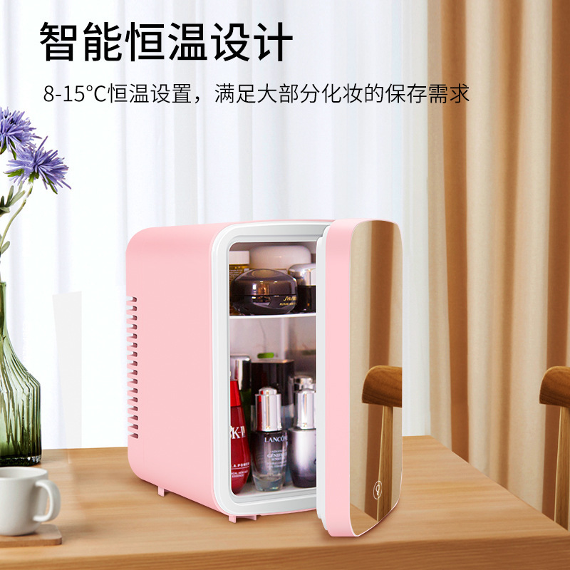 Những con số phản chiếu ánh sáng của tủ lạnh trang điểm.