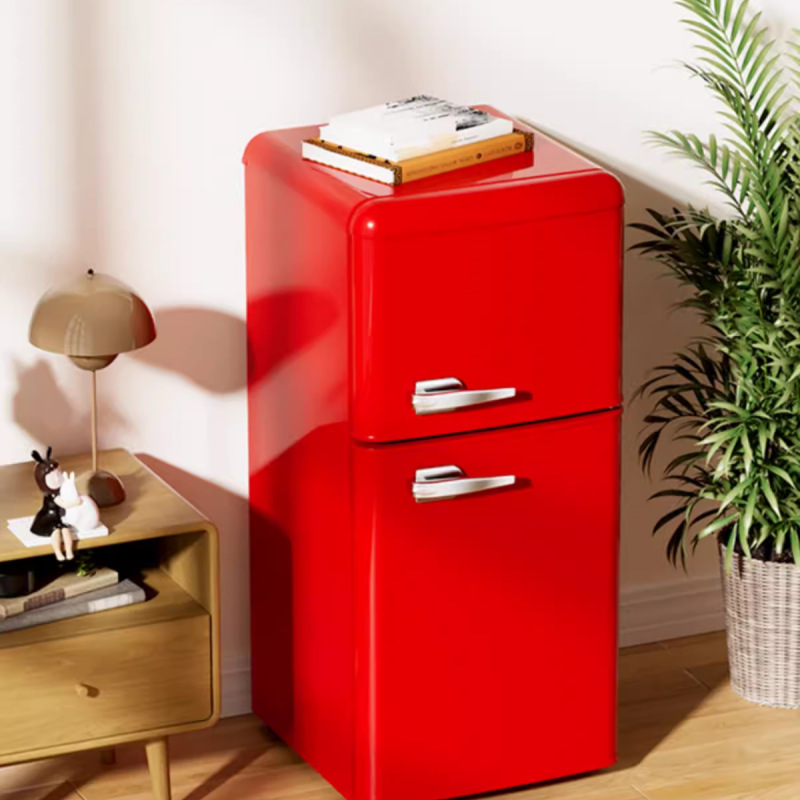 Chiếc Retronet đỏ của Zhi Gao mở tủ lạnh phòng cho thuê tủ lạnh