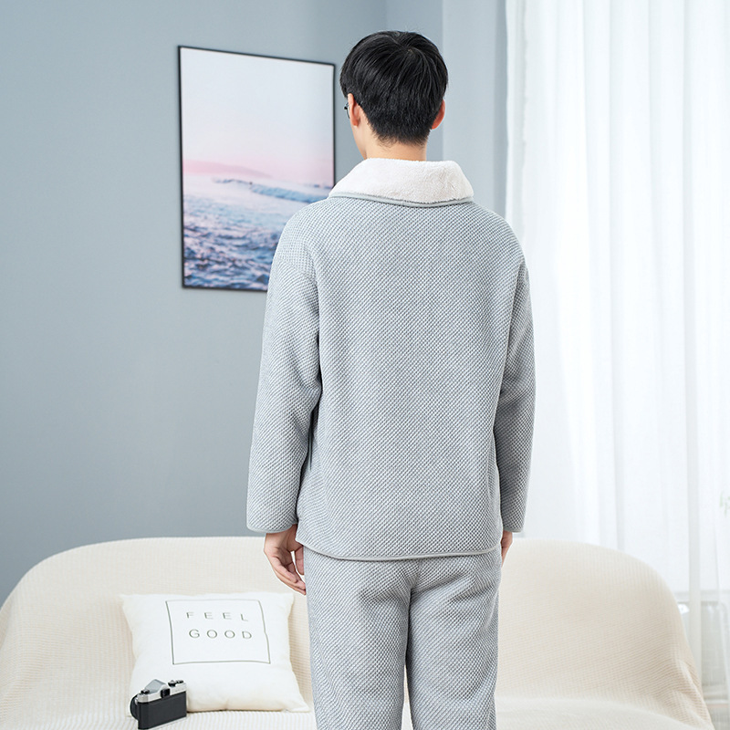 Tuỳ biến hai gói hàng của nhà của ông Wavgeshernier, mặc đồng phục nhà vào mùa thu và mùa đông.