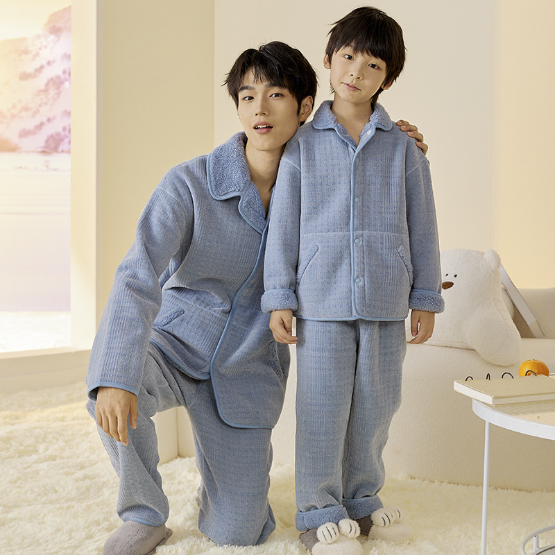 Tuỳ chỉnh cho một cặp vợ chồng với một bộ đồ ngủ và một cặp đôi với một áo ngủ ấm áp và thoải mái