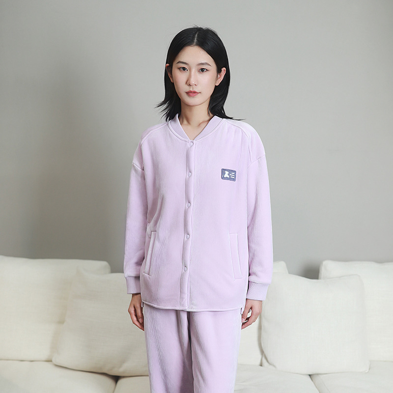 Tùy chỉnh hai bộ phụ nữ vào mùa thu và mùa đông.