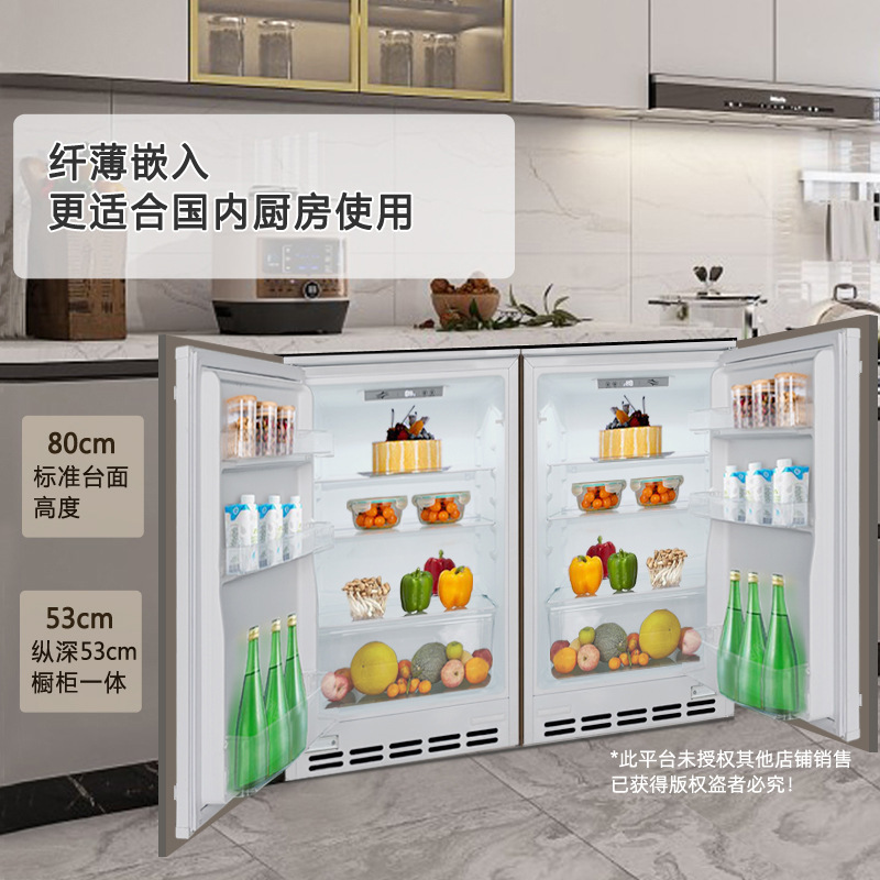 Ẩn mình dưới gầm bàn tủ lạnh, cửa hàng bán tủ lạnh nhỏ, cực nhỏ.