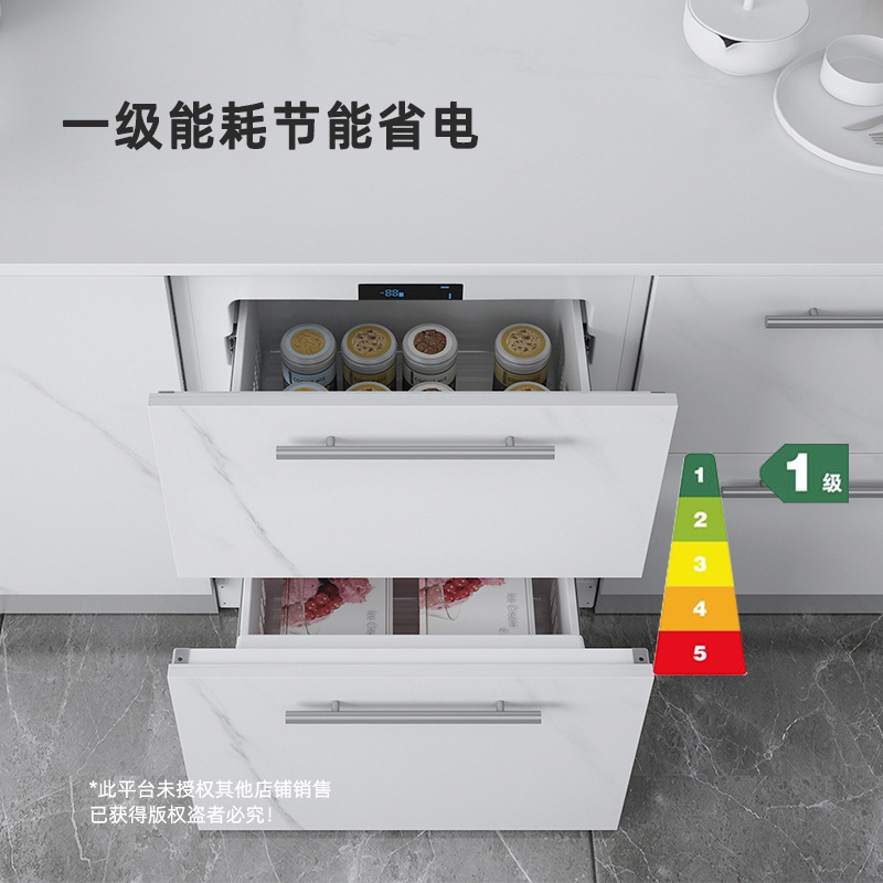 Một ngăn kéo dưới cùng với tủ lạnh được lắp đặt.