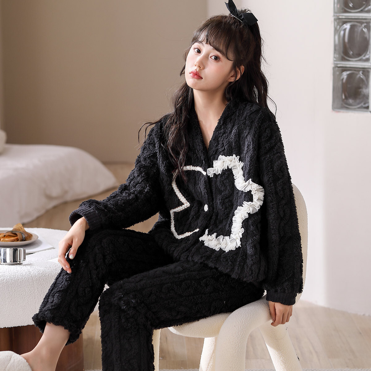 "Atumn-sleeveed pyjamas ngắn gọn và áo nhung để mặc quần áo nhà."