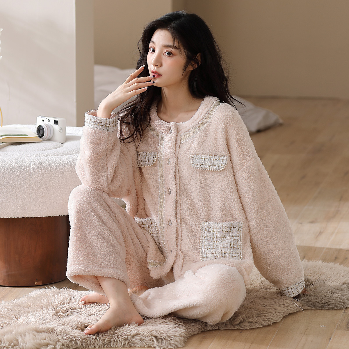 "Atumn-sleeveed pyjamas ngắn gọn và áo nhung để mặc quần áo nhà."