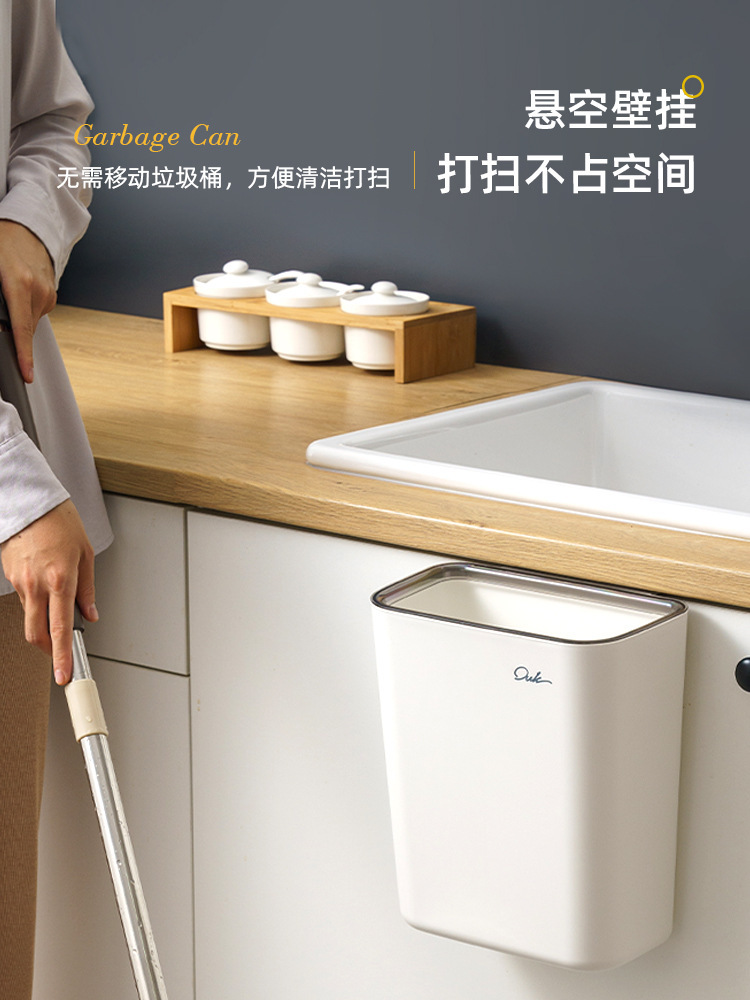 Thùng rác gia đình, tủ bếp, những cái hộp treo cổ còn lại, những thùng rác bên hông.