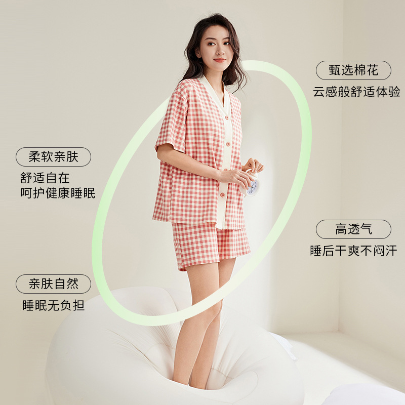 Một bộ đồ ngủ mùa hè mới.