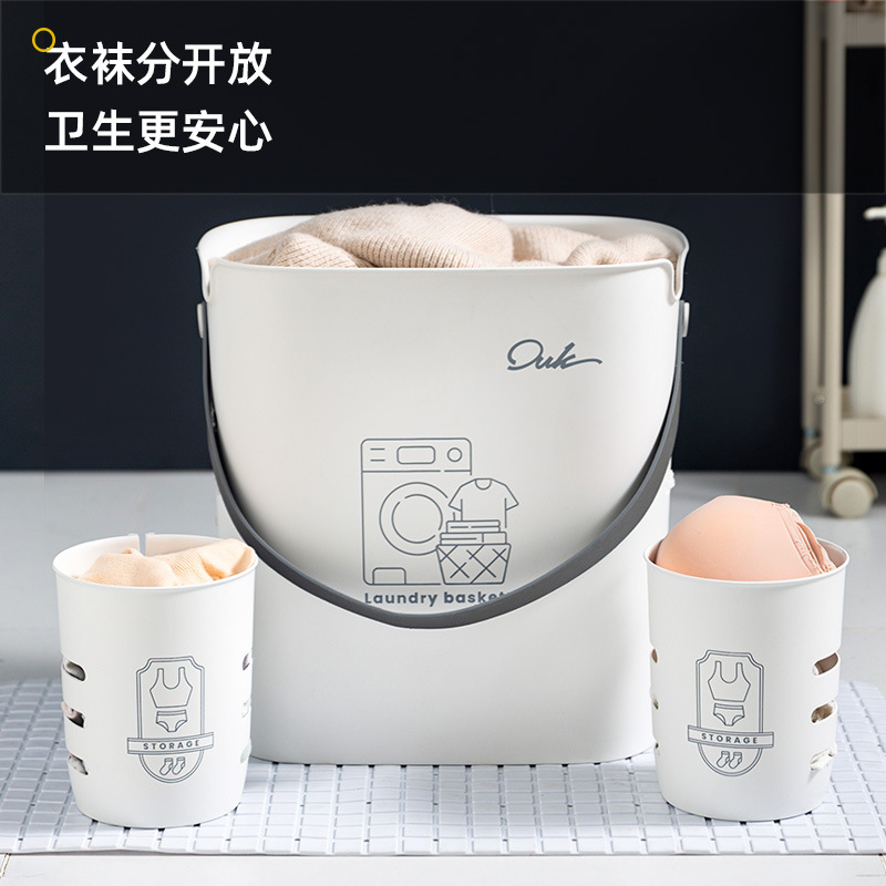O'Yuco mang theo giỏ quần áo bẩn.
