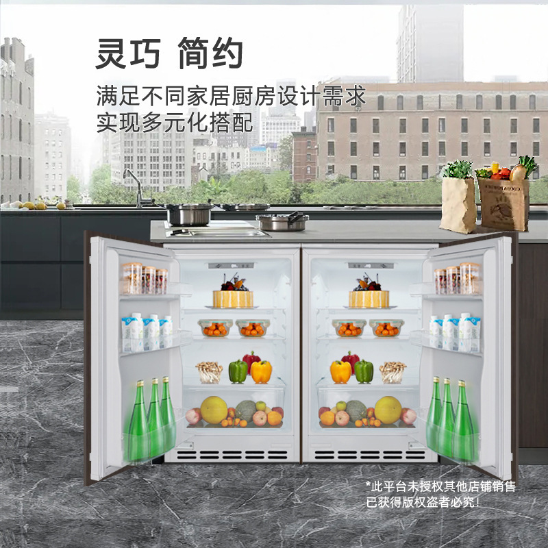Ẩn mình dưới gầm bàn tủ lạnh, cửa hàng bán tủ lạnh nhỏ, cực nhỏ.