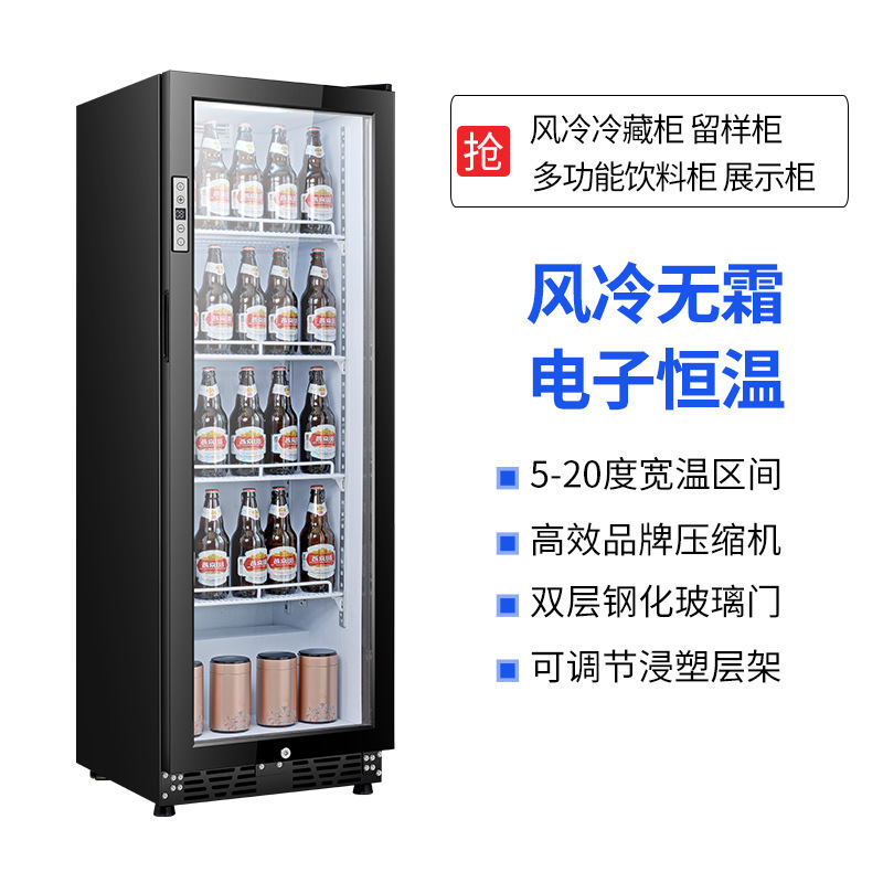 Cái tủ lạnh nhỏ cho thấy một ly trong suốt.