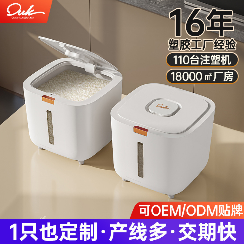 Những thùng đóng thùng đóng hộp ở nhà được đóng kín với những lớp vỏ bọc đặc và những con mèo nhồi bột nặng và những thùng gạo chó.