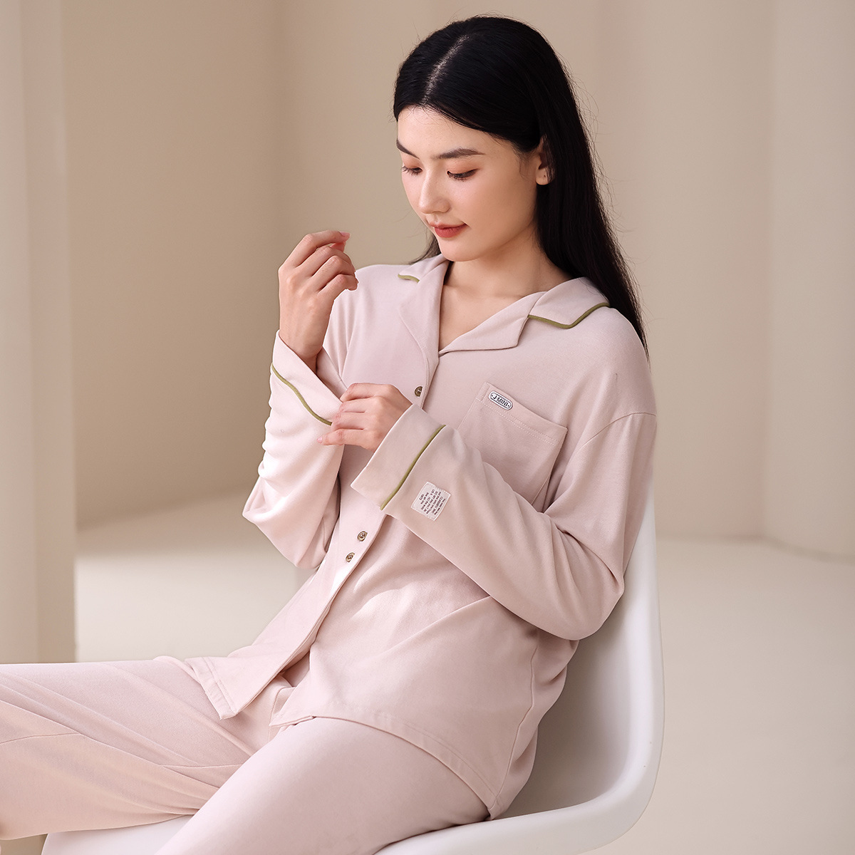 Mùa xuân mới và mùa thu sắp trở nên thoải mái và thoải mái đối với người phụ nữ trong nhà.