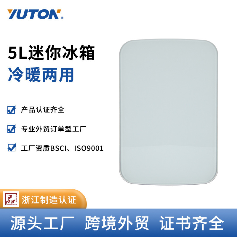 Một trang bìa kính 5L mở một chiếc xe tải nhỏ với tủ lạnh.