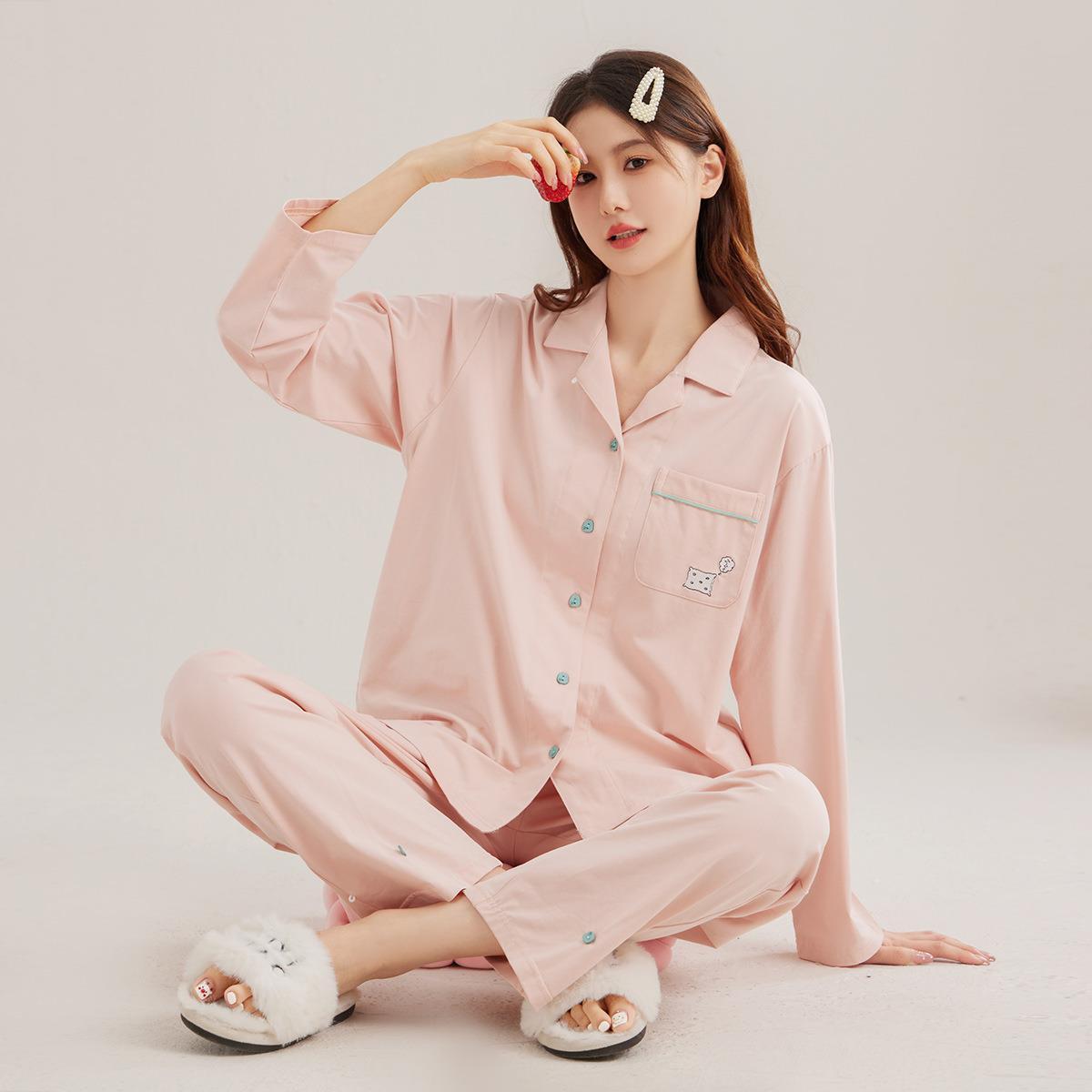 Một bộ đồ ngủ mới của cặp đôi, đàn ông và phụ nữ mặc quần áo nhà ngắn hạn, vui vẻ.